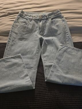 Light Wash Women's Jeans - Classic Straight Fit